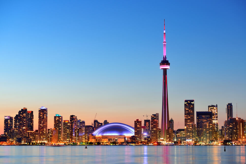 Orizontul Toronto cu turnul emblematic CN stand deasupra tuturor.