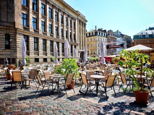 Piata frumoasa din Riga si cafenele